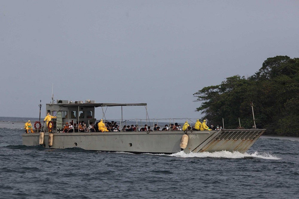 Kapal landing craft utility (LCU) KRI dr Soeharso mengangkut awak kapal World Dream bersandar di dermaga Pulau Sebaru, Kepulauan Seribu, Jakarta, Jumat, 28 Februari 2020. Foto: MI/Susanto
