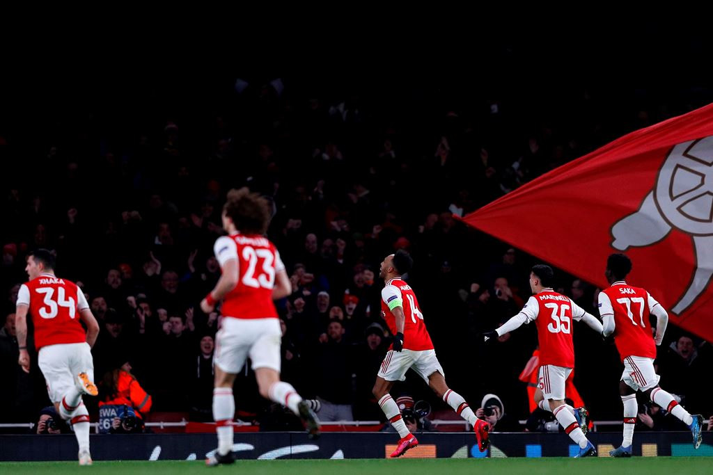 Para pemain Arsenal merayakan gol Pierre-Emerick Aubameyang (tengah) ke gawang Olympiakos (AFP/Adrian Dennis)