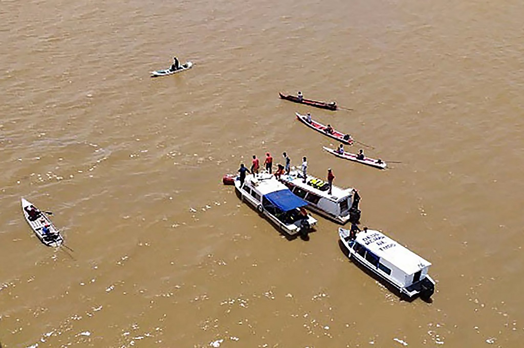 Petugas mencari korban selamat di lokasi tenggelamnya kapal feri di Sungai jari, Amazon, Brasil, Senin 2 Maret 2020. (Foto: AFP/STR)