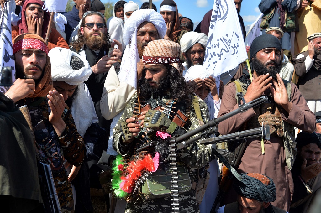 Sekelompok militan Taliban di Alingar, Afghanistan, 2 Maret 2020, merayakan penandatanganan perjanjian damai dengan AS. (Foto: AFP/NOORULLAH SHIRZADA)