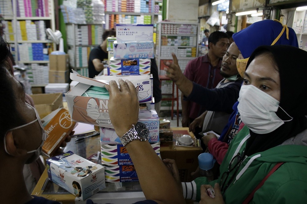 Calon pembeli memilih masker di Pasar Pramuka, Jakarta, Senin, 2 Maret 2020. Foto: MI/Bary Fatahilah