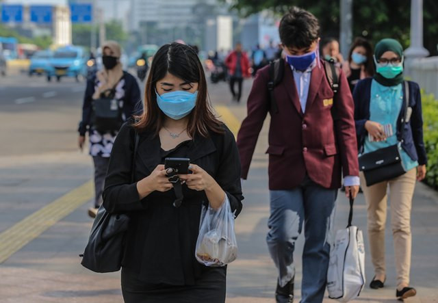 Pada dasarnya masker hanya akan mencegah Anda untuk menyentuh hidung dan mulut yang memang merupakan cara yang umum untuk menginfeksi tubuh Anda dengan virus. (Ilustrasi/MI/Ramdani)