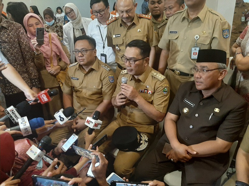 Gubernur Jawa Barat Ridwan Kamil (tengah) di RS Mitra Keluarga Depok. Medcom.id/Octavianus DS