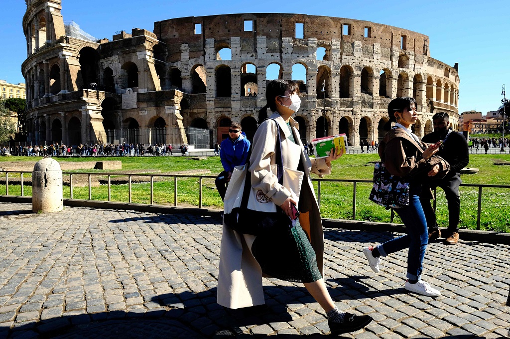.Turis mengenakan masker saat beraktivitas di Roma, Italia, 28 Februari 2020 (Foto: AFP/ANDREAS SOLARO)