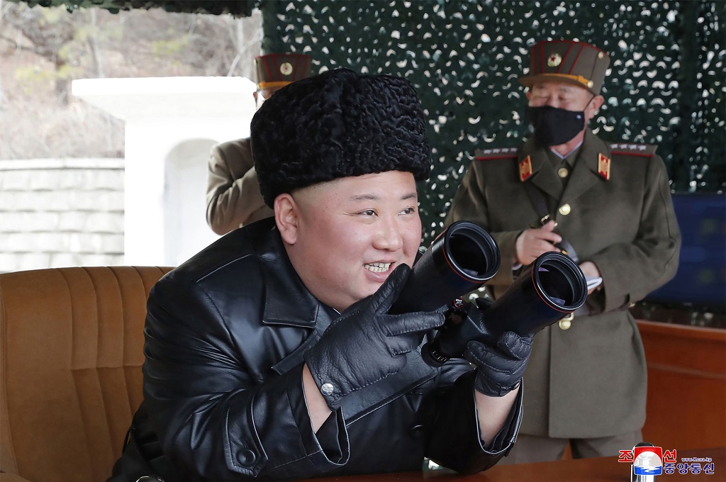Foto yang dirilis pada 3 Maret 2020 memperlihatkan Kim Jong-un tengah mengawasi jalannya uji coba artileri jarak jauh di Korut. (Foto: AFP/KCNA/KNS)