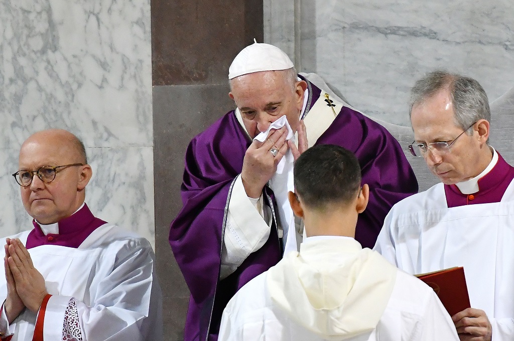 Paus Fransiskus mengalami batuk dan bersin-bersin dalam sebuah acara di Roma, Italia, 26 Februari 2020. (Foto: AFP/ALBERTO PIZZOLI)