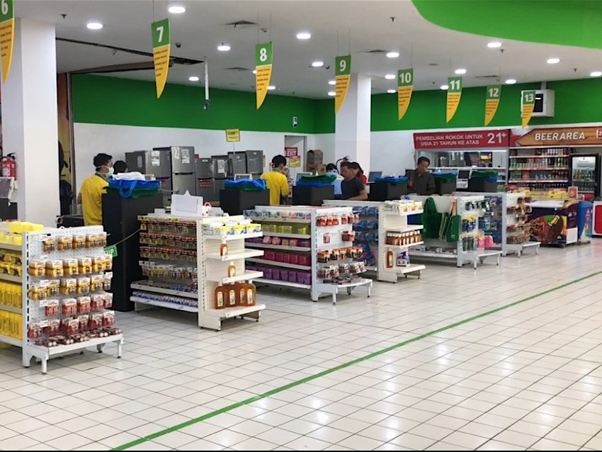 Suasana salah satu pasar swalayan di Gading Serpong, Tangerang, Banten, tanpa fenomena panic buying. Foto: Medcom.id/Theofilus Ifan Sucipto