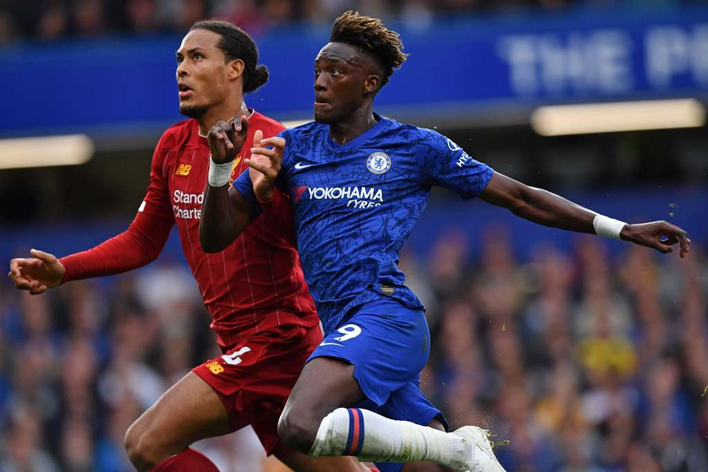 Bek Liverpool Virgil van Dijk berduel dengan striker Chelsea Tammy Abraham. (Ben STANSALL / AFP)