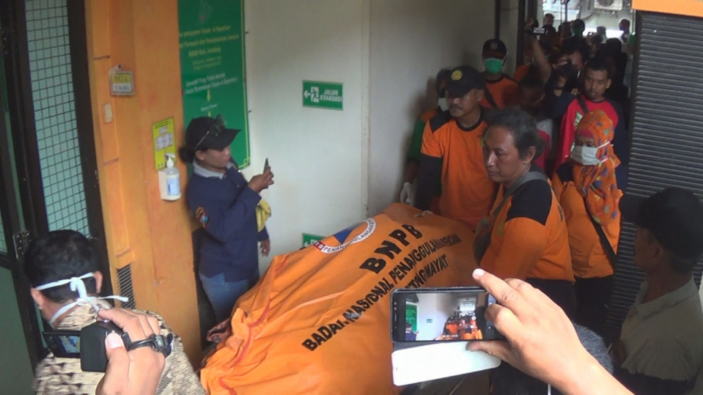 Tim SAR saat mengevakuasi jenazah korban perahu tenggelam di Sungai Brantas. Amir/Medcom.id