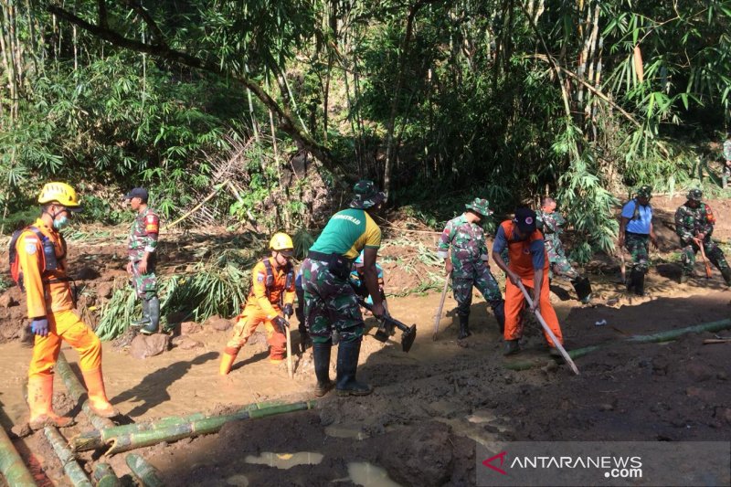 Sejumlah petugas melakukan pencarian seorang warga yang tertimbun longsor di Kecamatan Cisayong, Kabupaten Tasimalaya, Jawa Barat, Selasa (3/3/2020). (Foto: ANTARA/HO Basarnas)