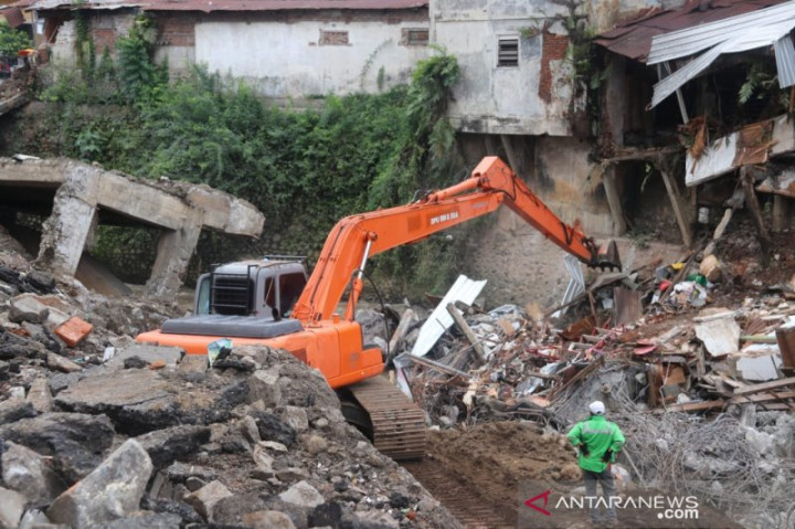 Alat Berat Evakuasi Reruntuhan Ruko dari Sungai Jompo