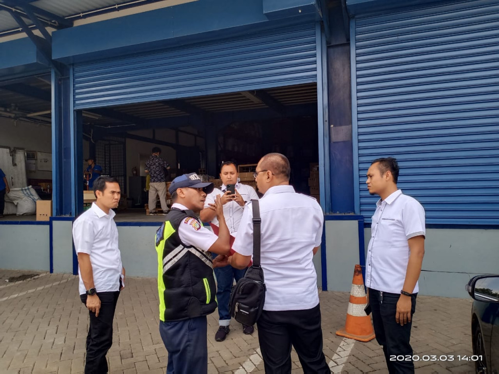 Gudang masker diduga tanpa izin edar di Tangerang, Banten. Foto: Medcom/Siti Yona Hukmana 