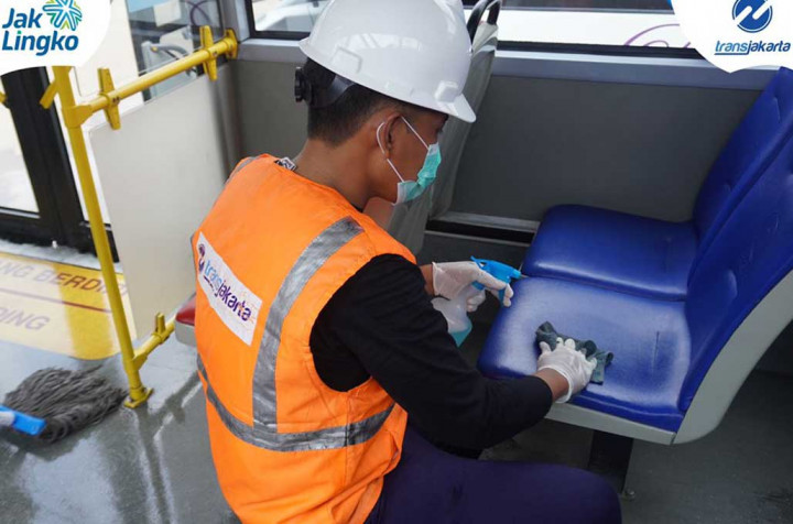 Cegah Virus Korona, Bus Transjakarta Dibersihkan Pakai Disinfektan
