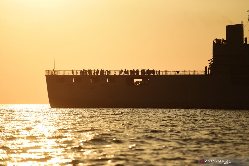 Foto Senja Untuk Bikin Puisi Menikmati Senja dari KRI Soeharso Medcom id