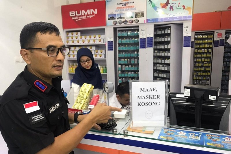 Direktur Reserse Narkoba Polda Jambi, Kombes Eka Wahyudianta, saat mengecek stok masker di beberapa apotek di Kota Jambi, Selasa, 4 Maret 2020. ANTARA/Nanang Mairiadi
