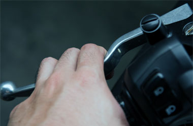 Tujuh Langkah Aman Mengendarai Motor Kopling