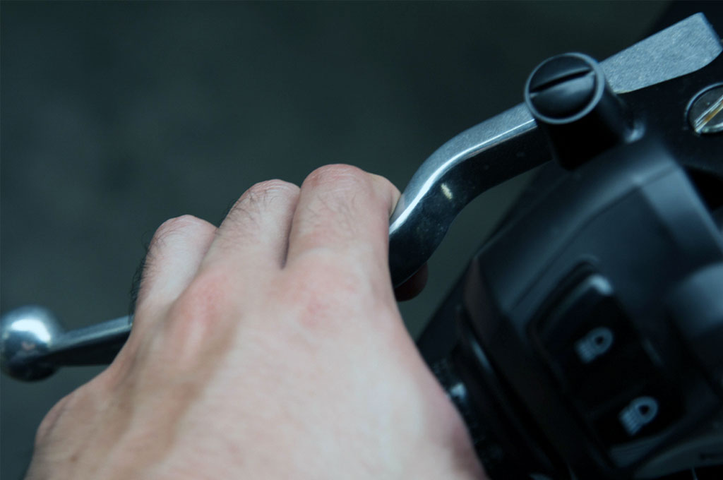 Perhatikan cara penggunaan kopling yang benar. Wahana