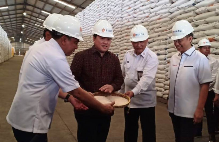 Hadapi <i>Panic Buying</i>, Menteri BUMN Pastikan Stok Beras Aman