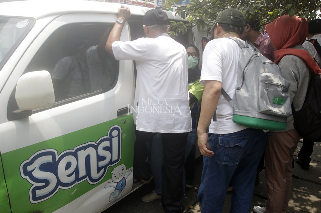Mobil Masker Murah di Depok Diserbu Warga