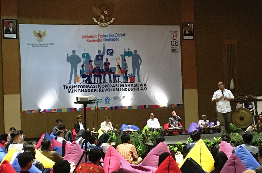 Deputi Bidang SDM Kemenkop UKM Arif Rahman Hakim pada acara Transformasi Koperasi Mahasiswa Menghadapi Revolusi Industri 4.0, di Surabaya, Rabu, 4 Maret 2020 (Medcom.id/Amaluddin)