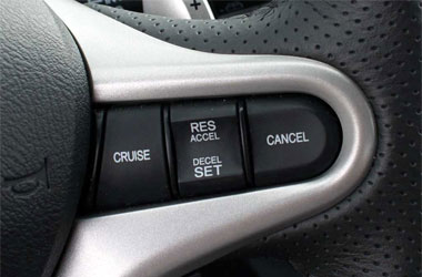 Kapan Waktu Tepat Mengaktifkan Cruise Control Mobil?