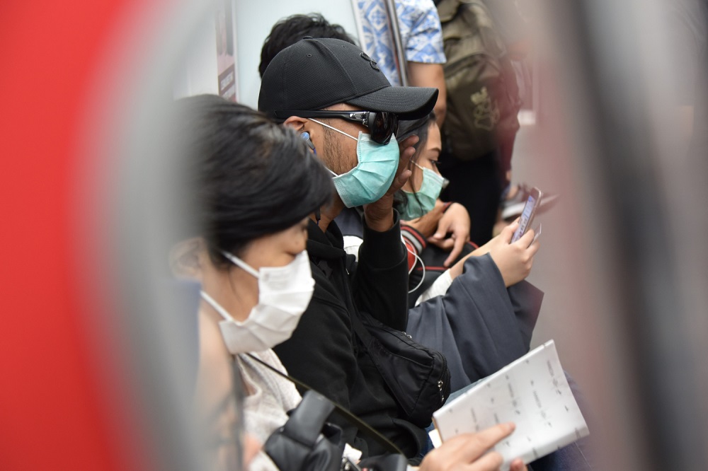 Ilustrasi warga memakai masker melindungi diri dari virus korona/MI/Fransisco Carolio Hutama Gani