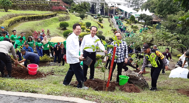 Sebanyak 250 Mahasiswa Hijaukan Kompleks Percandian Gedong Songo