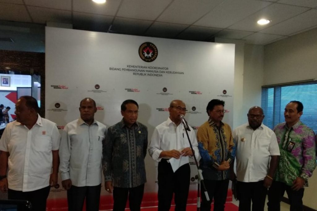 Menko PMK Muhadjir Effendy (tengah) didampingi sejumlah pejabat kementerian dan Pemda Papua usai menggelar rapat tingkat kementerian di Kantor Menko PMK, Jakarta, Kamis. (Foto: Antara/Asep Firmansyah)