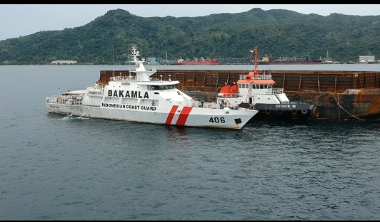 Bakamla menggagalkan upaya pengiriman BBM ilegal di Perairan Lampung. Foto: Dokumentasi Bakamla RI