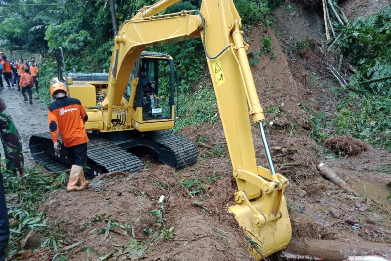 Penanganan longsor di Kecamatan Karangkobar, Banjarnegara, Kamis, 5 Maret 2020. ANTARA/HO - BPBD Banjarnegara