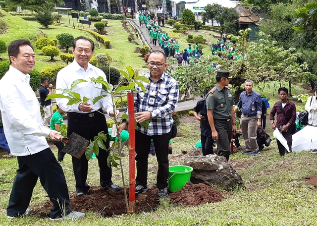 Penanaman Pohon di Candi Melanjutkan Kebiasaan Nenek Moyang