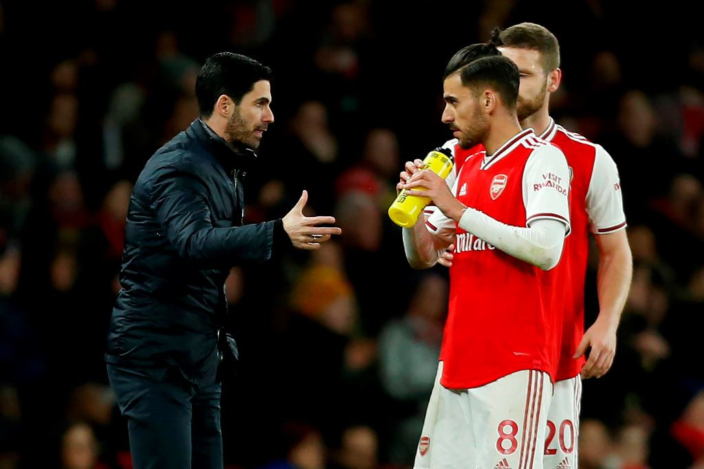 Pelatih Arsenal, Mikel Arteta (kiri), mmberi arahan kepada gelandangnya, Dani Ceballos (AFP/Ian Kington)