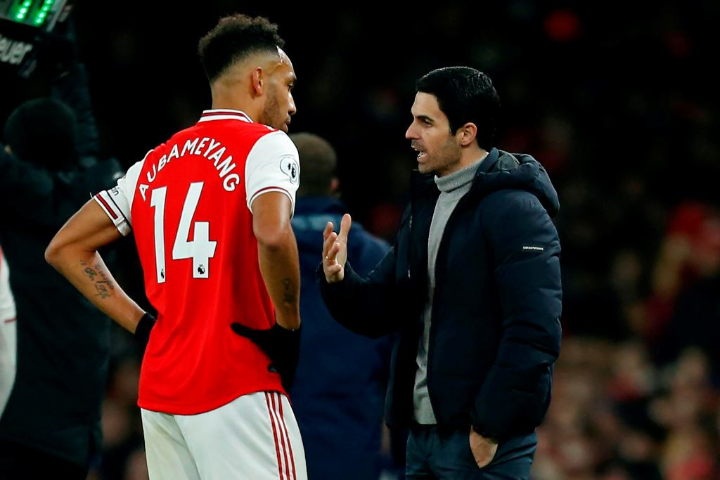 Pelatih Arsenal, Mikel Arteta (kanan), memberi instruksi kepada Pierre-Emerick Aubameyang (AFP/Ian Kington)