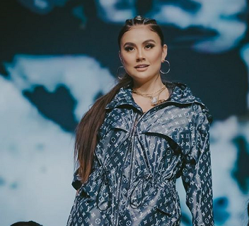 Agnez Mo Memukau dengan Parka LV Senilai Puluhan Juta Rupiah