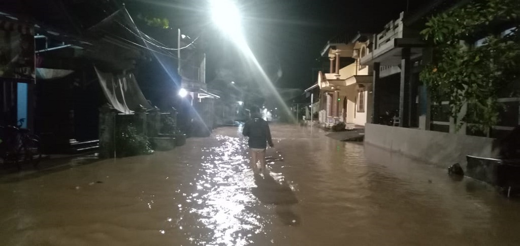 Banjir di Desa Gintung Lor Kecamatan Susukan Kabupaten Cirebon. Foto: Medcom.id/Ahmad Rofahan 