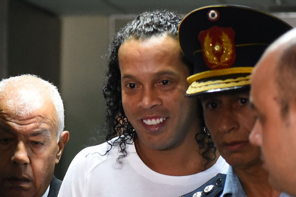Masuk ke Paraguay dengan Paspor Palsu, Ronaldinho Ditangkap