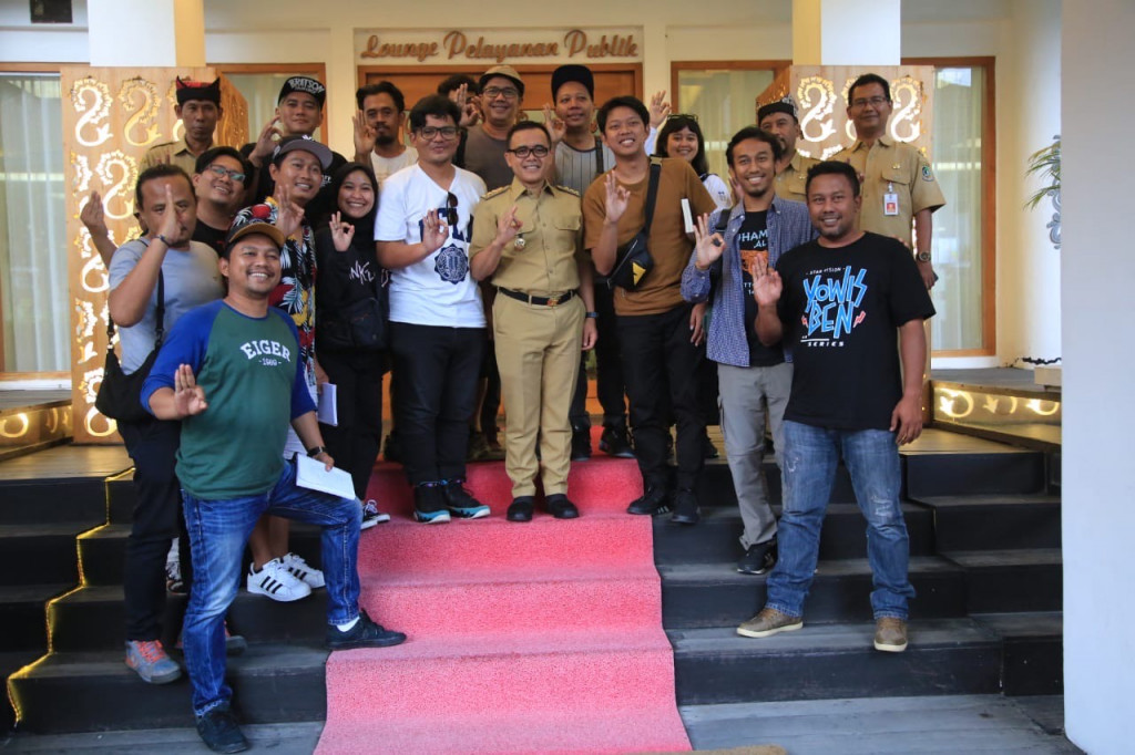 Bupati Banyuwangi Abdullah Azwar Anas, saat menyambut kedatangan tim film Yowes Ben di Banyuwangi. (Dok: Humas Banyuwangi)