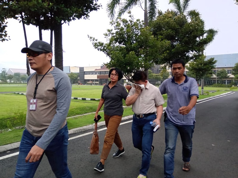 Tersangka HL (tengah) ditangkap Polda Jatim karena mencabuli seorang umatnya. Medcom.id/Amaluddin