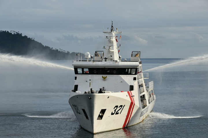 KN Pulau Nipah Kawal Kedatangan Nelayan Pantura di Natuna