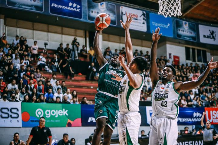 Louvre Surabaya Menangi Derbi Melawan Pacific Caesar