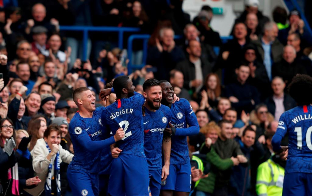 Striker Chelsea Olivier Giroud (kiri ketiga) berselebrasi bersama rekan setimnya usai membobol gawang Everton (Foto: AFP/Adrian Dennis)