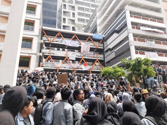 Gelar Demo, Mahasiswa Gunadarma Protes Biaya Pendidikan