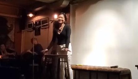 Lagu yang dinyanyikan Kathy menjadi lucu karena liriknya diubah menjadi curhatan tentang kecemasannya terhadap covid-19. (Foto: Dok. Youtube/Kathy Makattack)