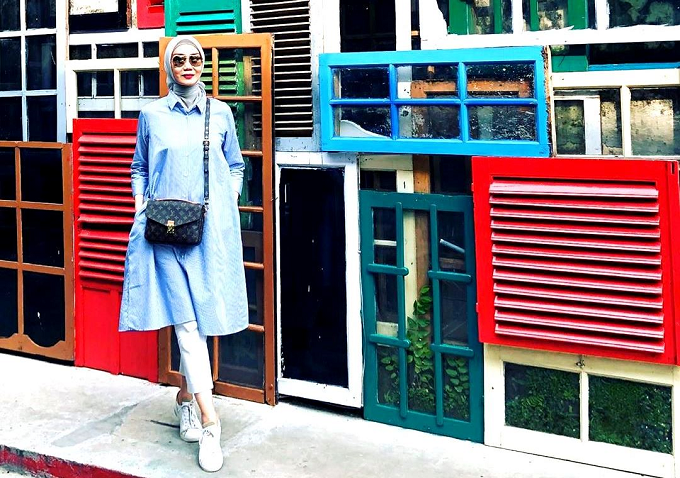 Sling bag atau membawa tote bag bisa kamu pakai saat traveling. (Foto: Dok. Instagram Okky Asokawati/@okkyasokawatireal)