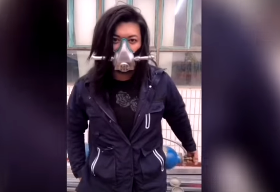 Masker nyeleneh buatan Useless Edison ini terbuat dari baja. Bagaimana caranya? Simak keunikannya ya. (Foto: Courtesy of Scmp.com)