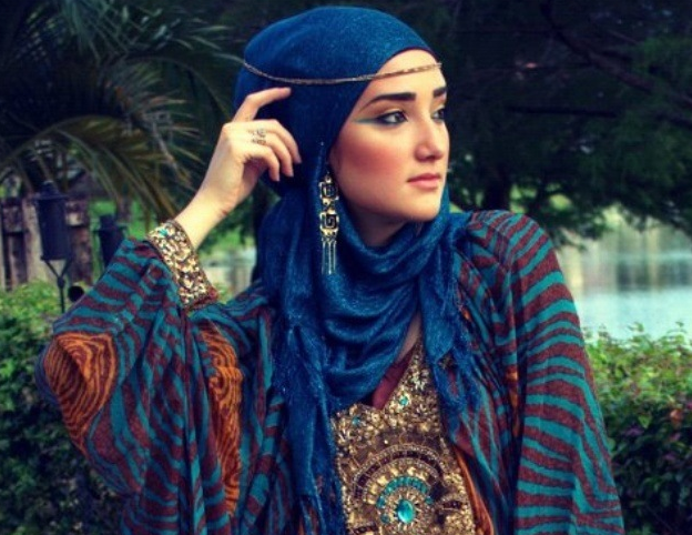  Salah satu item yang sering digunakan oleh para hijaber adalah anting yang digunakan dalam jilbab atau kerudung sebagai aksesori. Foto: Dok. Outfittrends.com)