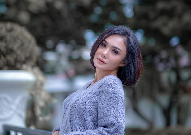 Mulai dari gaya busana formal hingga outfit santai, Yuni selalu terlihat memukau. (Foto: Dok. Instagram/@yunishara36)
