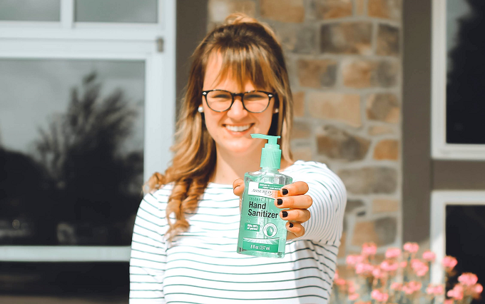 Menciptakan hand sanitizer sendiri sedang tren saat ini karena langkanya saat kasus virus corona covid-19. Afektifkah? (Foto: Unsplash.com)
