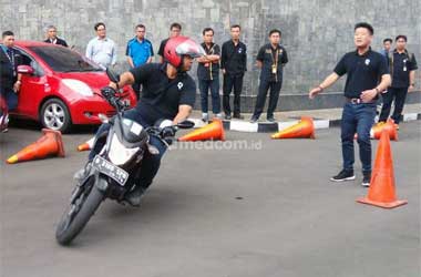Risiko Berkendara Motor saat Sedang Galau