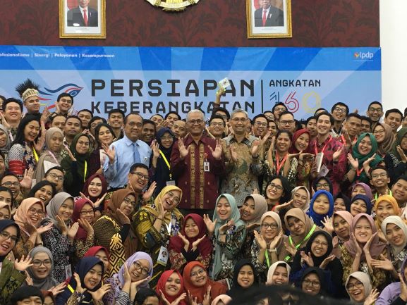 Deputi Bidang Koordinasi Pendidikan dan Agama Kemenko PMK Agus Sartono dan Direktur Utama LPDP, Rionald Silaban bersama peraih beasiswa LPDP (11/3). Foto: Medcom.id/Muhammad Syahrul Ramadhan